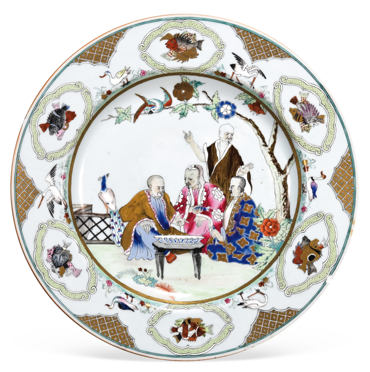 “外銷瓷”是指我國生產的，專門銷往國外的瓷器，清代“一口通商”時期，中國瓷器遠銷歐美，對歐美人民生活影響深遠。這一時期輸出的瓷器種類眾多，有粉彩、廣彩、青花、五彩等，器物造型及紋飾圖案既保留了中國制瓷藝術的傳統(tǒng)特征，又汲取了歐美的藝術精華，從而燒制出了大量精美的瓷器。圖為清中期廣彩人物紋大碟。（來源：廣州十三行博物館）