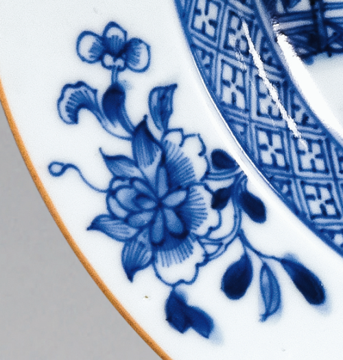 圖為清代青花山水樓閣紋碟細(xì)節(jié)圖，碟沿為青花繪折枝花卉圖。（來(lái)源：廣州十三行博物館）