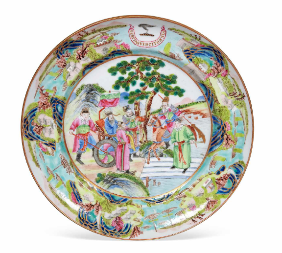 “外銷瓷”是指我國生產的，專門銷往國外的瓷器，清代“一口通商”時期，中國瓷器遠銷歐美，對歐美人民生活影響深遠。這一時期輸出的瓷器種類眾多，有粉彩、廣彩、青花、五彩等，器物造型及紋飾圖案既保留了中國制瓷藝術的傳統(tǒng)特征，又汲取了歐美的藝術精華，從而燒制出了大量精美的瓷器。圖為清嘉慶廣彩山水人物紋章碟。（來源：廣州十三行博物館）