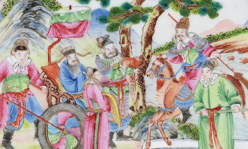 圖為清嘉慶廣彩山水人物紋章碟細節(jié)圖，碟心繪人物故事圖。（來源：廣州十三行博物館）